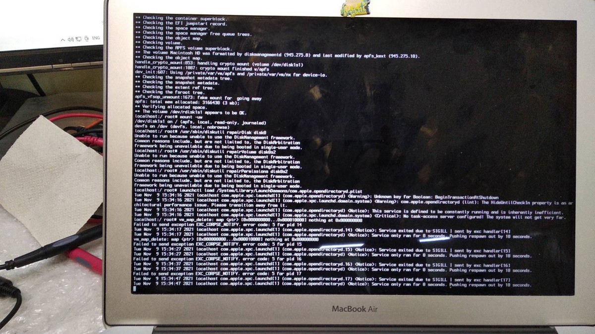 macbook a1466 білі букви на чорному екрані