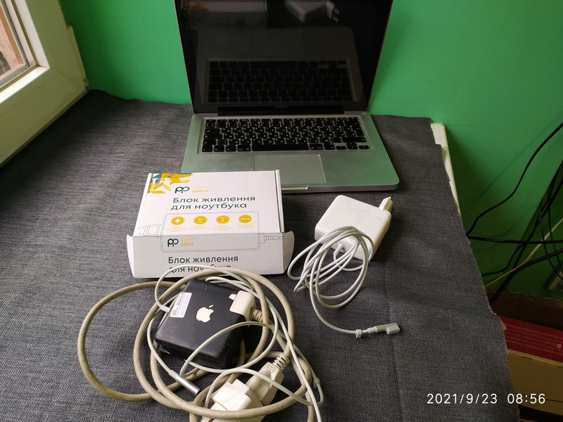 apple macbook і два зарядних пристрої