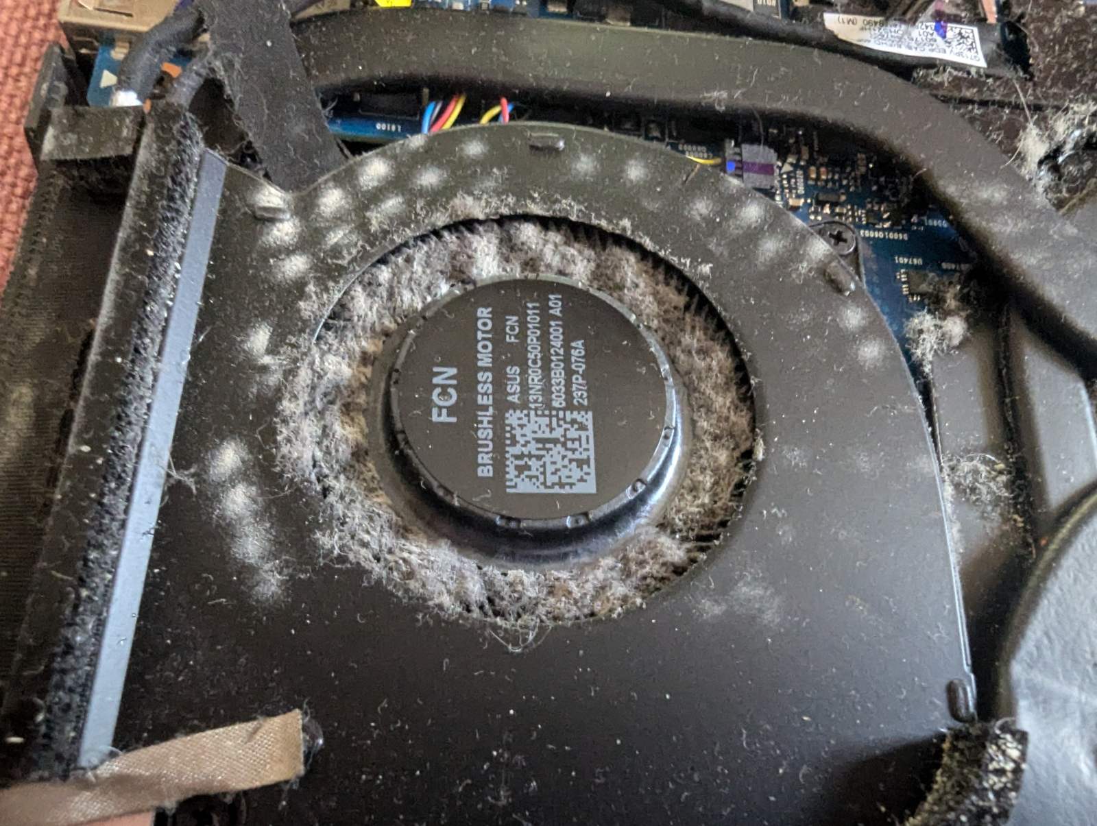 Пил у вентиляторі ноутбука Asus - причини перегріву Засмічений пилом вентилятор ноутбука Asus, що може спричиняти перегрів і збої в роботі системи охолодження. Чистка ноутбука від пилу допоможе підвищити продуктивність та продовжити термін служби пристрою.