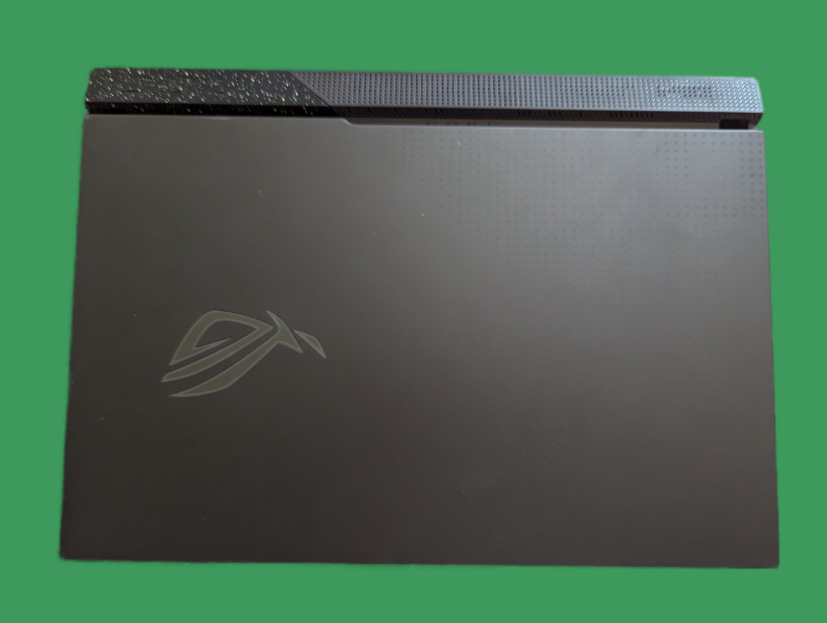 Кришка ноутбука Asus G713P з логотипом ROG Зовнішній вигляд закритої кришки ноутбука Asus G713P із логотипом Republic of Gamers. Стильний дизайн корпусу підкреслює ігрову спрямованість моделі.