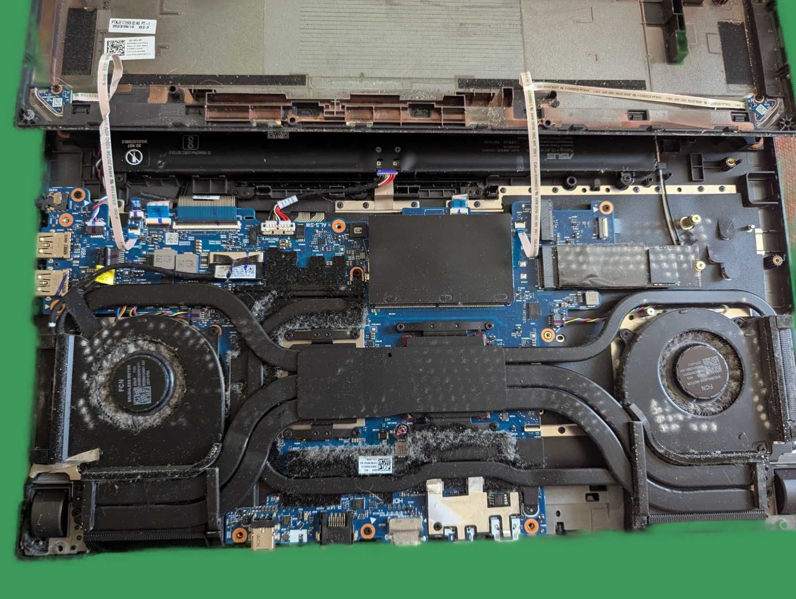 Внутрішні компоненти ноутбука Asus G713P - система охолодження та пил Внутрішні компоненти ноутбука Asus G713P без нижньої кришки. Видно систему охолодження та інші важливі елементи, які можуть потребувати регулярної чистки від пилу для стабільної роботи.