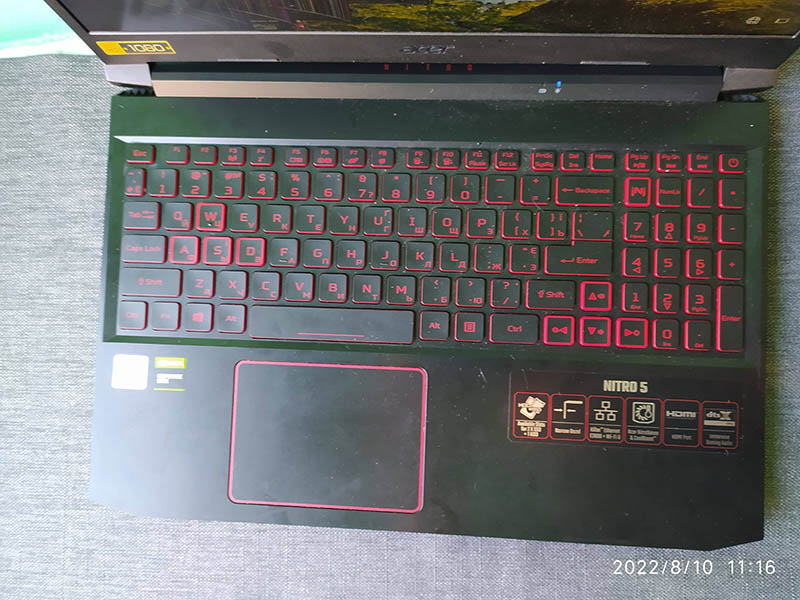 Клавіатура ноутбука Acer Nitro 5 (AN515-55-51UV) після ремонту екрану та повного обслуговування системи охолодження для вирішення проблеми перегріву.