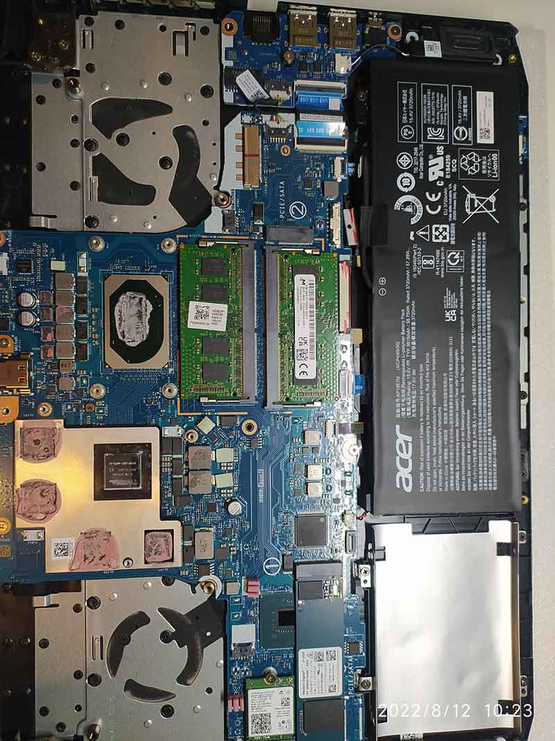 Внутрішня частина ноутбука Acer з відкритим доступом до материнської плати, акумулятора, оперативної пам'яті, процесора та системи охолодження для діагностики або ремонту.