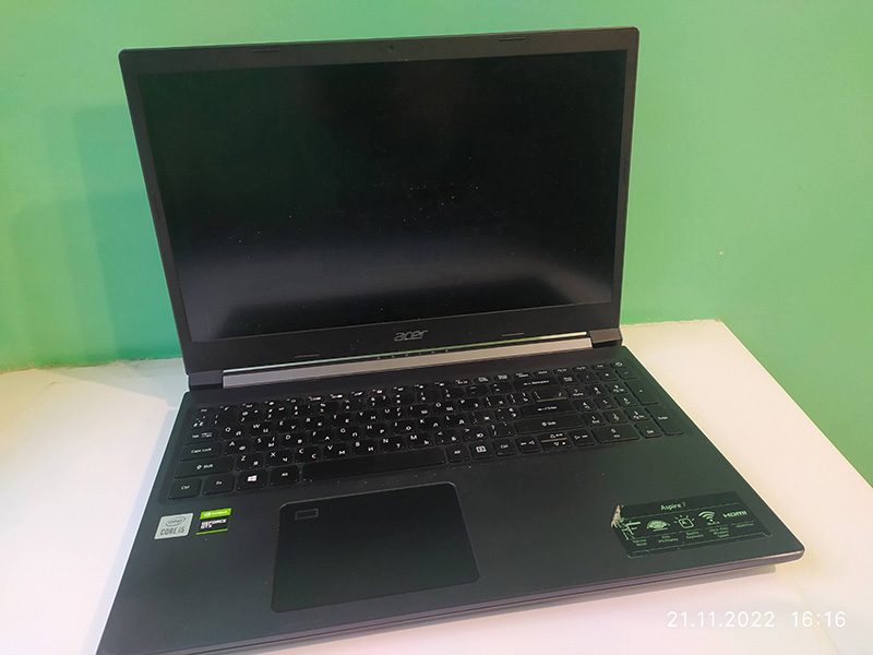 Ноутбук Acer Aspire 7 з чорною клавіатурою та великим екраном, готовий до діагностики або ремонту в сервісному центрі.