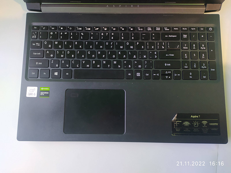 Чорна клавіатура ноутбука Acer Aspire 7 з українськими та англійськими літерами, ноутбук готовий до ремонту або налаштування.