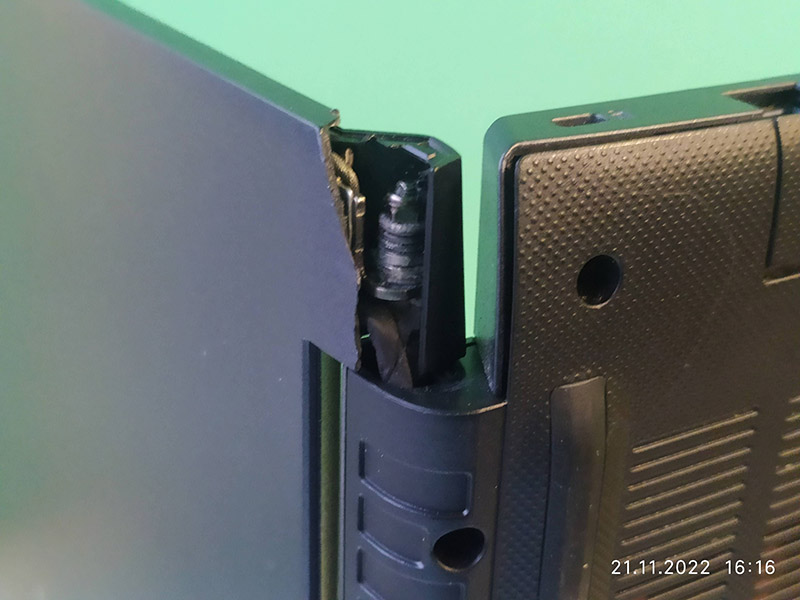 Фото показує зламану кришку та видимі елементи шарніра ноутбука Acer. Пластикові деталі навколо шарніра розірвані, а механізм фіксації порушено, що свідчить про необхідність заміни або ремонту.