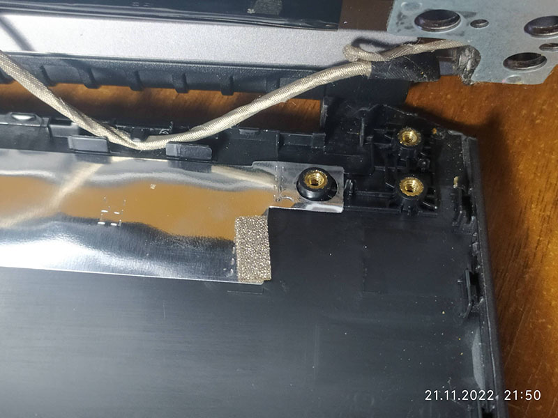 На цьому зображенні показано зламані кріплення дисплея ноутбука Acer. Видно відкручені гвинти та оголений металевий каркас, що підкреслює критичний стан кріплень екрану та потребу в ремонті для відновлення працездатності пристрою.