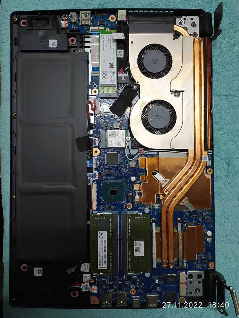 На цьому зображенні показано внутрішні компоненти ноутбука Acer, включаючи систему охолодження з двома вентиляторами, систему теплових трубок для розсіювання тепла, а також великий акумулятор. Видно основну плату, де розташовані модулі оперативної пам'яті та інші важливі компоненти ноутбука.