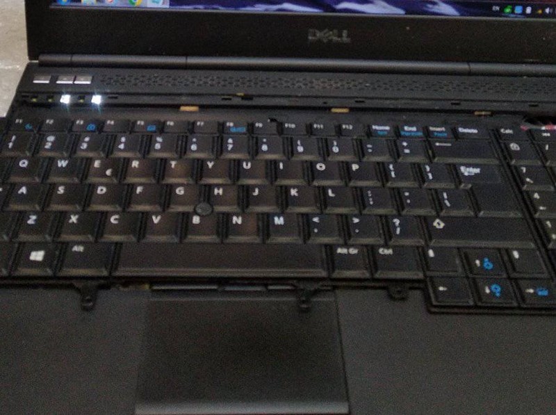 Ноутук Dell Precision M4800 клавиатура Ноутук Dell Precision M4800 знята клавіатура