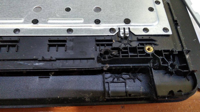 Ноутбук HP 250 G6 зламані кріплення завіс