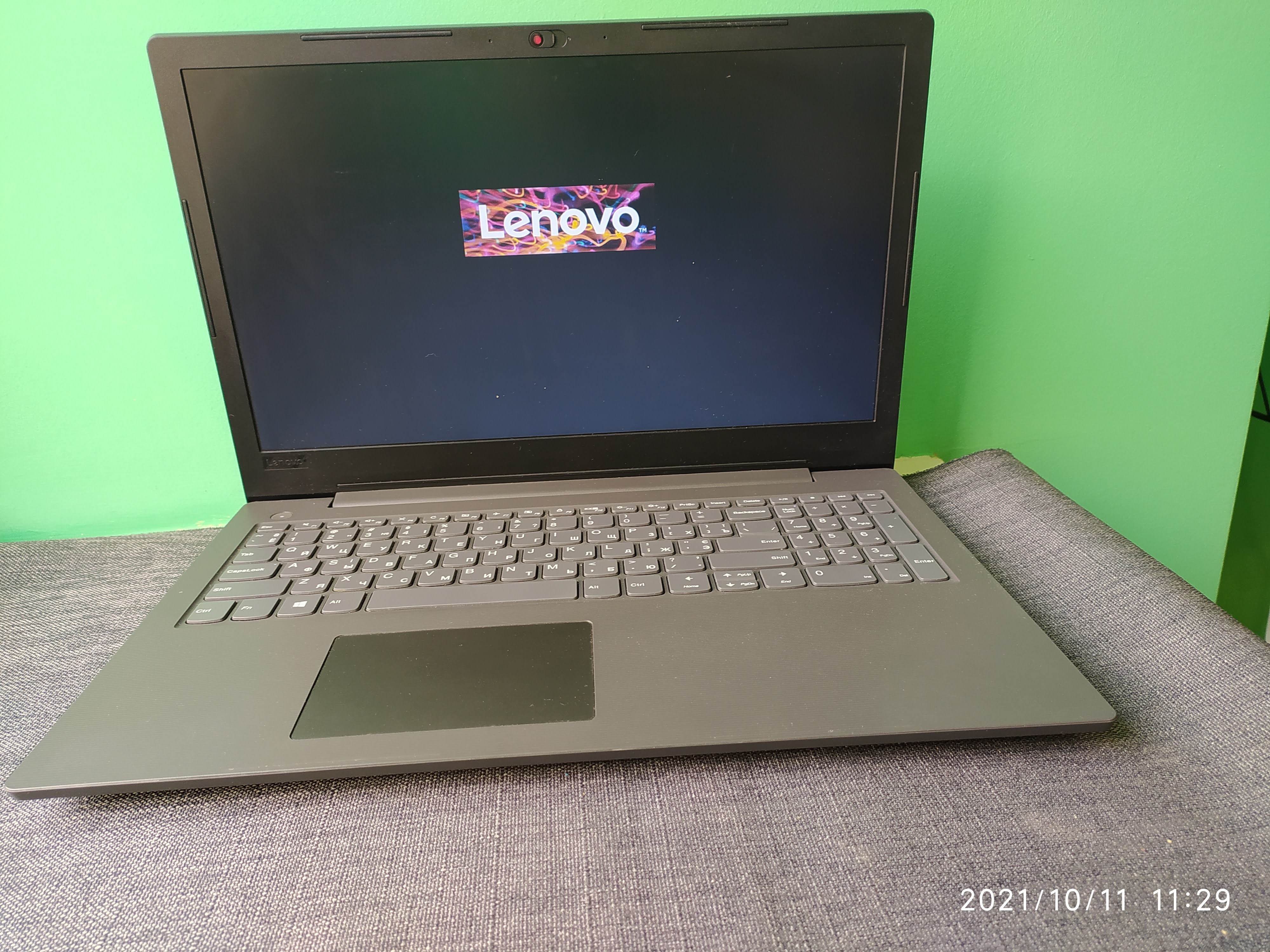 заставка Lenovo V130-15IGM ноутбук Lenovo V130-15IGM заставка