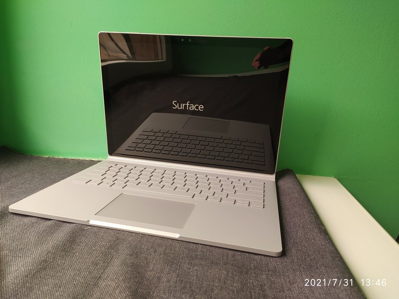 заставка Microsoft SurfaceBook 1