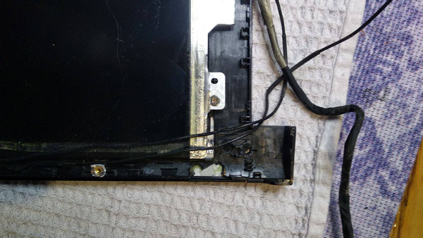 зламані кріплення завіс на кришці матриці в ноутбуці MSI-NL Eindhoven 5706 5602 ER Son