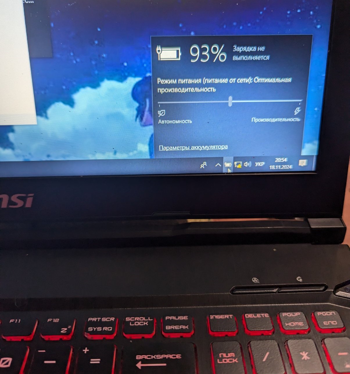 Зображення задньої панелі ноутбука MSI із серійною табличкою, на якій видно технічну інформацію, включаючи модель ноутбука (MS-16P5), технічні характеристики живлення (19.5V, 9.23A), а також зазначено виробника - MSI-NL Eindhoven. На зображенні також є логотип MSI та інформація про країну виробництва (Китай).