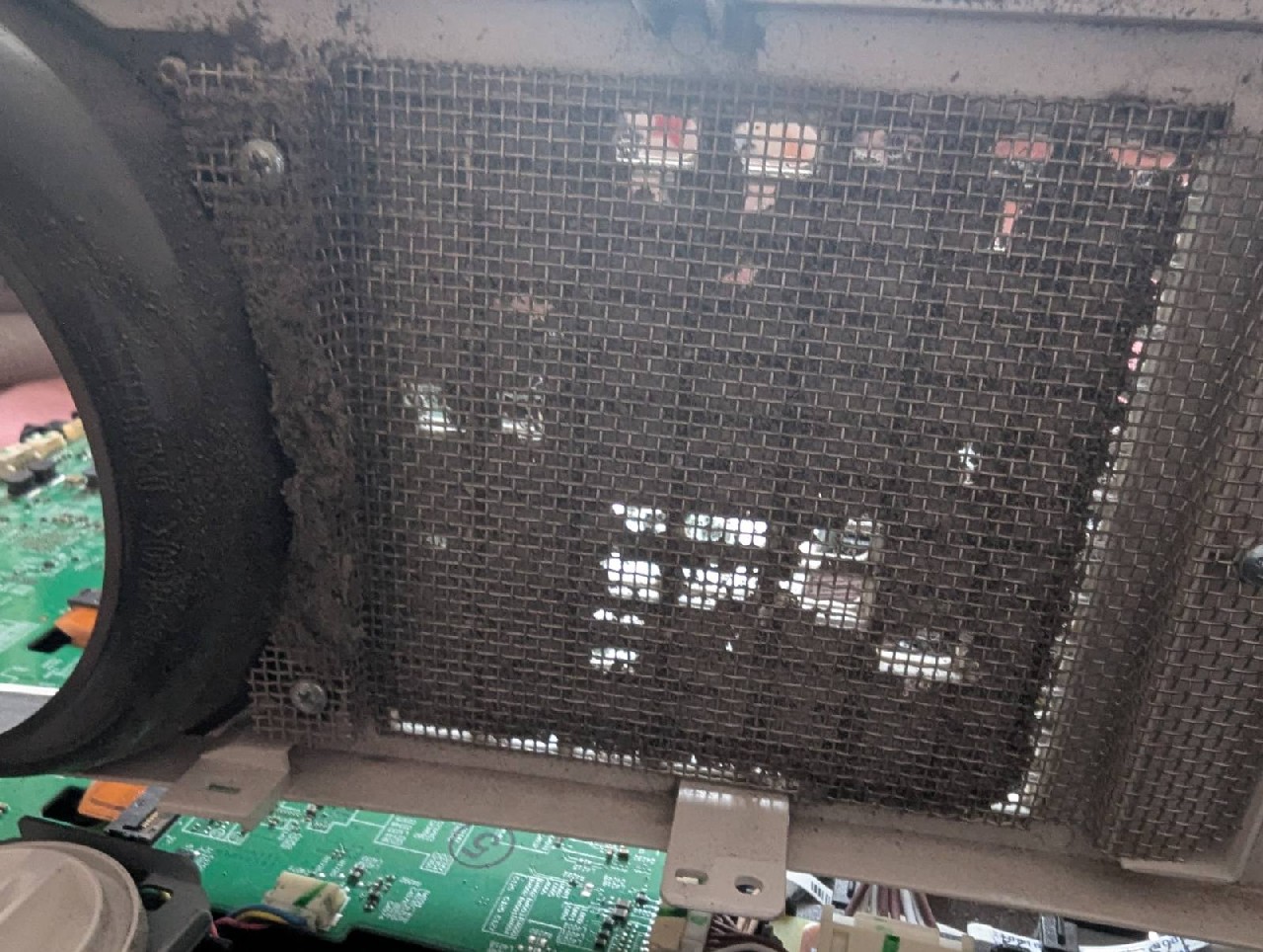 Засмічений пиловий фільтр проектора Panasonic, що спричиняє перегрів пристрою та зниження ефективності охолодження. Видно значний шар пилу, що блокує вентиляцію.