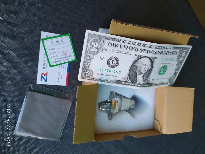 розпаковка нової лампи для проектора ViewSonic PJ551D