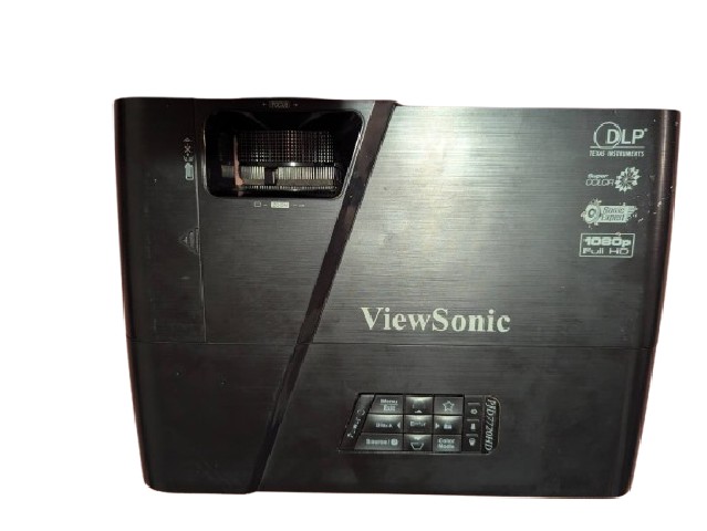 Верхня панель проектора ViewSonic PJD7720HD із чітким зображенням клавіш управління та вентиляційних отворів. Стильний дизайн і компактний корпус забезпечують зручність використання