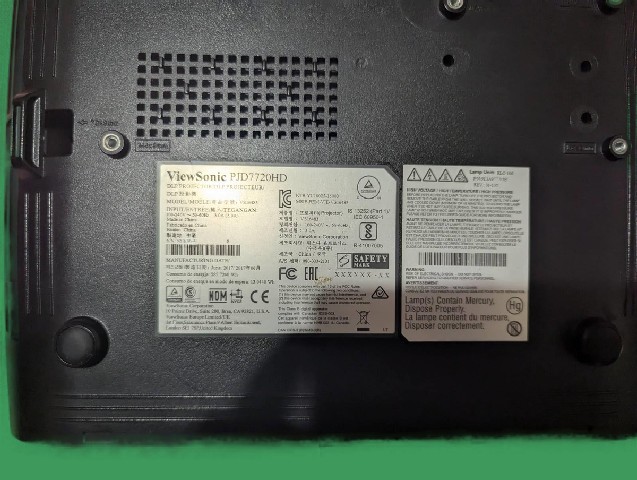 Нижня частина проектора ViewSonic PJD7720HD з наклейкою, що містить технічні характеристики та серійний номер. Це допомагає ідентифікувати пристрій для сервісного обслуговування.