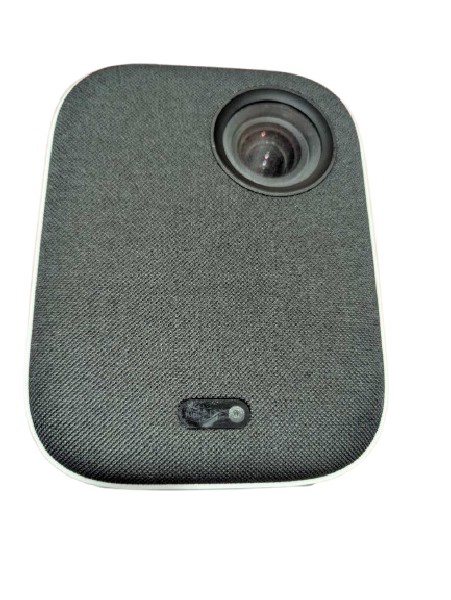 Передня панель проектора Xiaomi Mi Smart Compact Projector M055MGN із об'єктивом. Проектор візуально справний, без видимих пошкоджень корпуса, підготовлений до діагностики та ремонту.