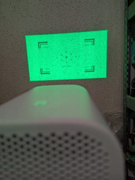 Демонстрація несправності проектора Xiaomi Mi Smart Compact Projector M055MGN — зелене зображення під час проєкції, що свідчить про поломку RGB LED драйвера. Фото зроблено перед ремонтом у сервісному центрі IDservice.