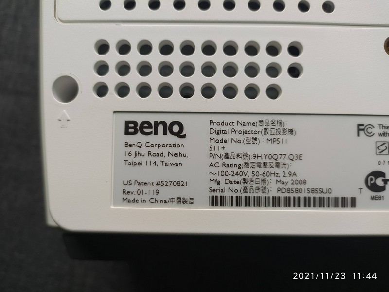 бірка де вказана модель проектора Benq MP511