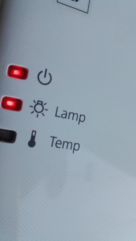 Epson EB-1771W червоний індикатор лампи – ремонт проектора Індикатори проектора Epson EB-1771W показують помилку: червоні лампи "Lamp" та "Power", що свідчить про несправність лампи або системи охолодження.