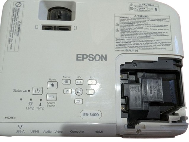 Проектор Epson EB-S400 корпус та лампа ELPLP96 Вид корпусу проектора Epson EB-S400 з відчиненим відсіком для лампи, що показує заміну лампи ELPLP96. Відображені основні елементи керування пристроєм.