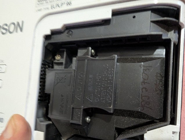 Ламповий блок Epson H838B з лампою ELPLP96 Ламповий блок проектора Epson H838B із маркуванням ELPLP96. Продемонстровано встановлений модуль лампи для забезпечення функціональності проектора після ремонту.