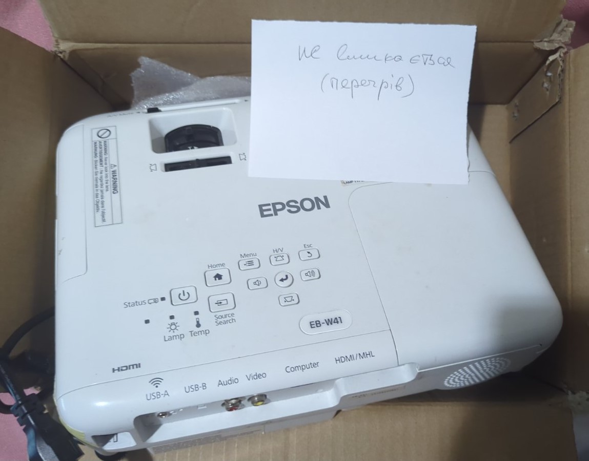 Epson EB-W41 проектор з проблемами лампи. Проектор Epson EB-W41 в коробці з нотаткою про проблеми з лампою (перегрів).
