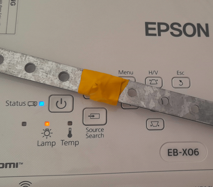 Інтерфейс проектора Epson з індикаторами стану та кнопками Проектор Epson з увімкненим об'єктивом
