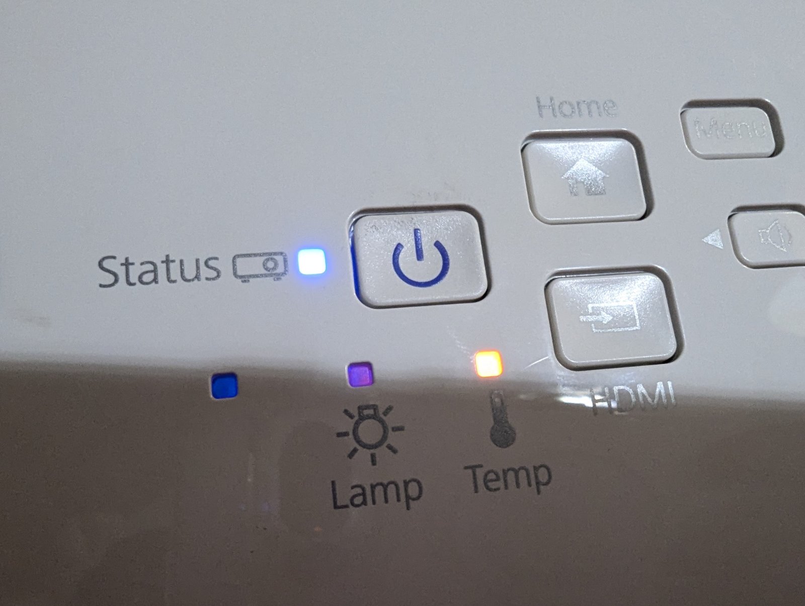 Індикатор помилки лампи на проекторі Epson EH-TW5700 Панель управління проектора Epson EH-TW5700 з увімкненим індикатором помилки лампи та температури