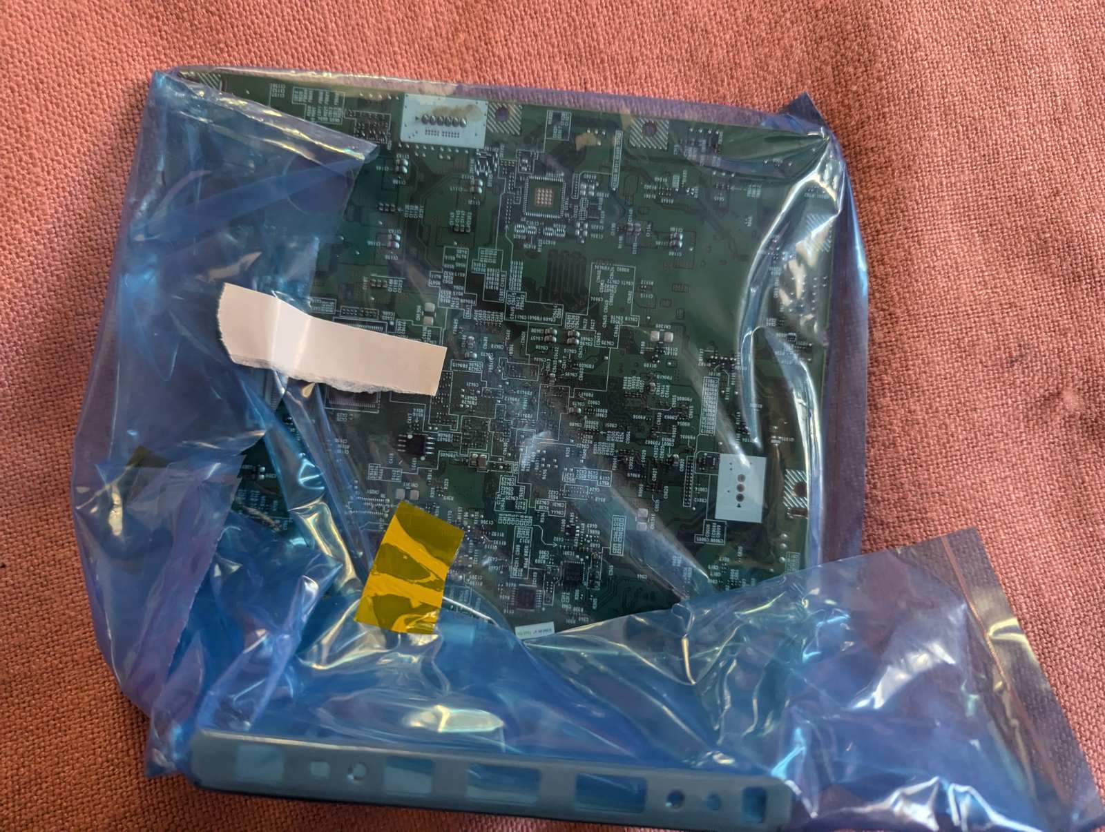 Основна плата для проектора Epson EH-TW5700 Нова основна плата для проектора Epson EH-TW5700 в упаковці перед встановленням