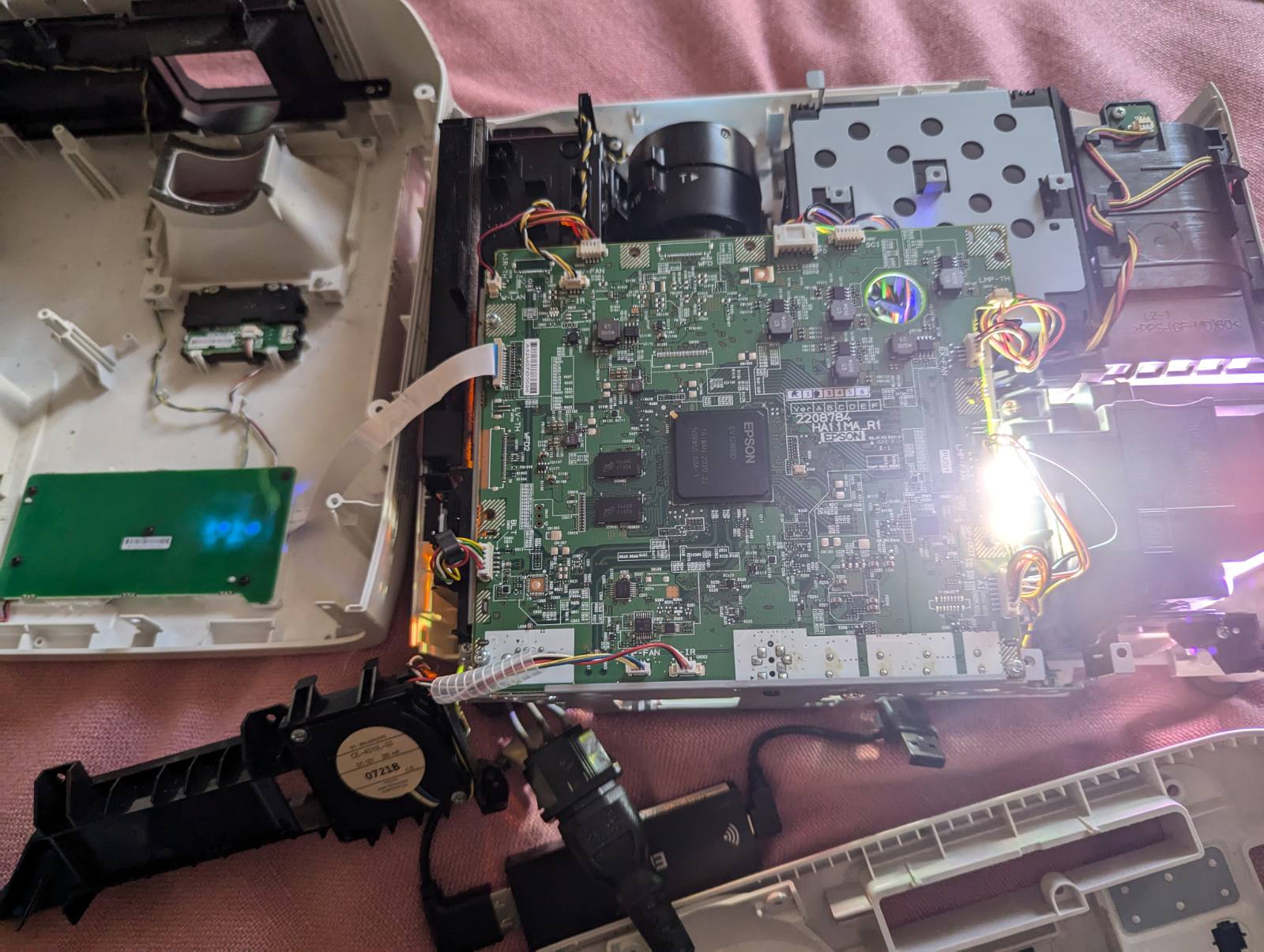 Ремонт проектора Epson EH-TW5700: заміна основної плати Розібраний проектор Epson EH-TW5700 з видимою материнською платою та іншими внутрішніми компонентами