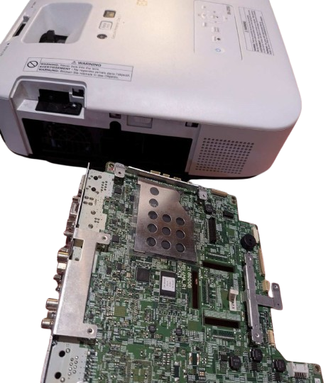Демонтаж основної плати проектор Epson EB-2255U Відкрита плата проектору Epson EB-2255U, демонтаж і діагностика основної плати під час ремонту.