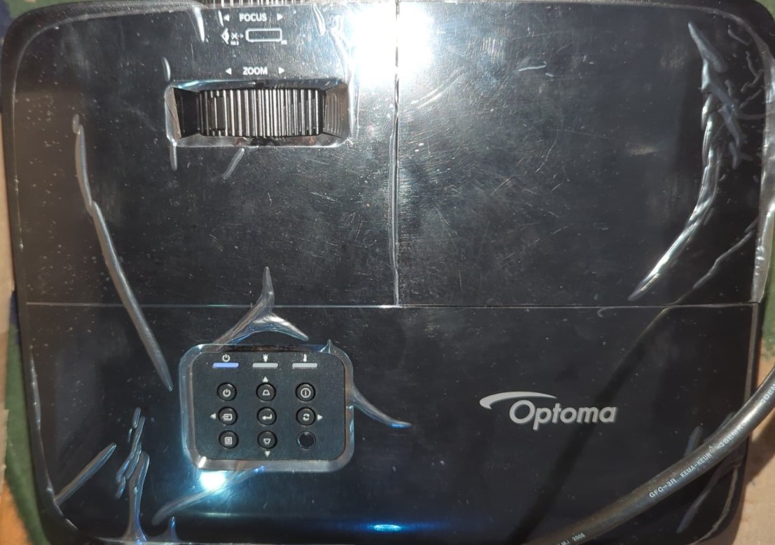 Вигляд зверху проектора Optoma, який демонструє кнопки керування та об'єктив